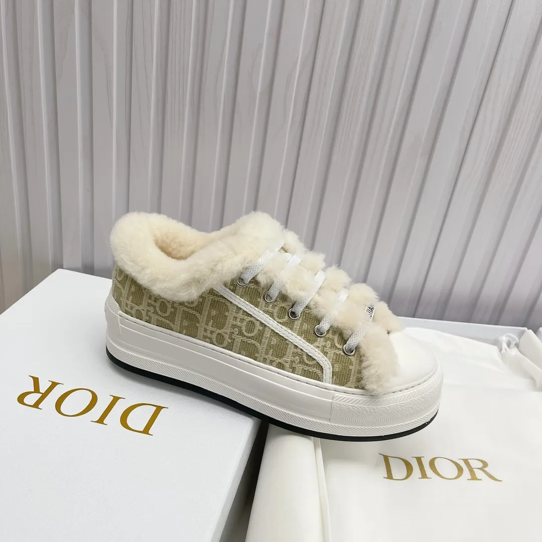 👟👟Ex-factory price 560👟👟 Ready-made high-quality Dior thick-soled sneakers with fully embroidered iconic patterns👟👟 ♦️Top quality in the market🎗Breaking hot item in foreign counters🎗Non-common imitation version in the market🎗🔳The fabric is made of Italian🇮🇹imported fabrics❗️Embroidered upper, original mold injection Logo frosted five-pointed star outsole🔳Inner wool injection molding mold Logo foam feet Code number: 35 to 41. 40 41 custom-made wool
